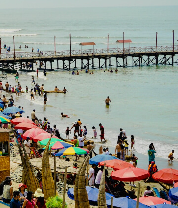 Huanchaco beach in Perú during a busy summer day