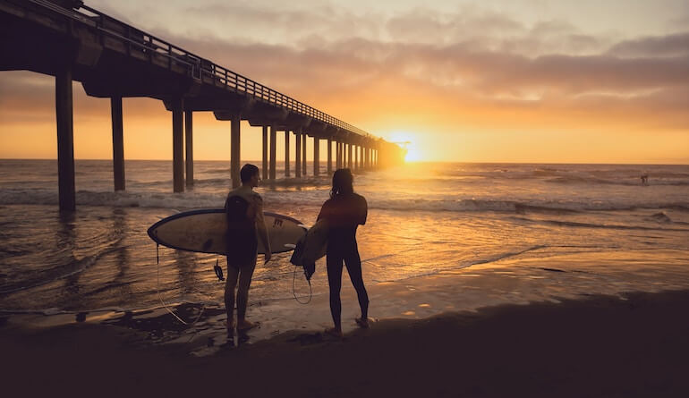 Two surfers talking 