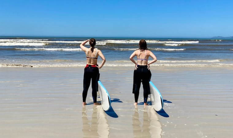 Surfers choosing their surf spot 